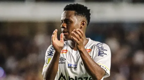 Casares está de volta após período fora por lesão no Santos – Foto: Reinaldo Campos/AGIF.