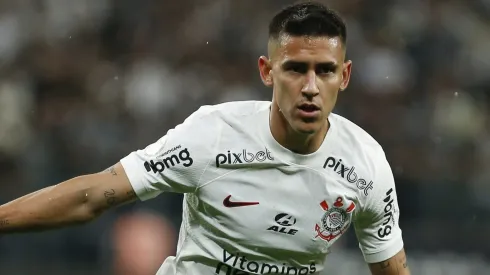 Matías Rojas, meia do Corinthians, em ação diante do Flamengo, em 7 de outubro de 2023 - Foto: Ricardo Moreira/Getty Images)