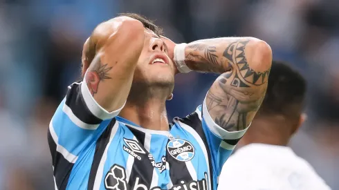 Felipe Carballo pode passar por novo procedimento médico e desfalcar o Grêmio por tempo indeterminado. Ele já estava fora por conta de lesão, agora, a situação piorou. Foto: Pedro H. Tesch/AGIF