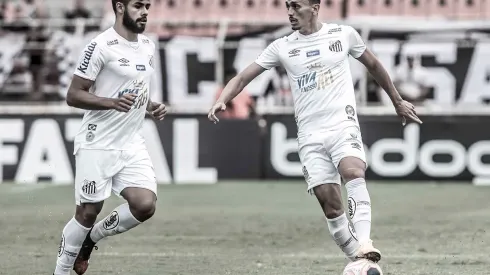 Felipe Jonatan (à esquerda) foi sacado por Carille no último treino para a entrada de Hayner - Foto: Ivan Storti/Santos FC