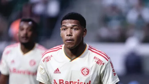 Thauan Lara durante partida contra o Palmeiras pelo Campeonato Brasileiro de 2023.