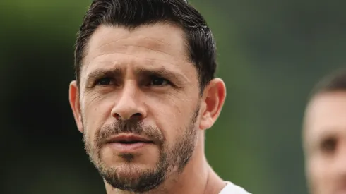 Santos quer mais uma opção no setor em que joga Giuliano - Foto: Reinaldo Campos/AGIF.