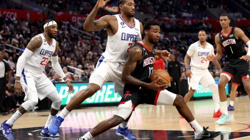 Tari Eason e Kawhi Leonard disputam a bola em jogo entre Rockets e Clippers, em Los Angeles (Foto: Sean M. Haffey/Getty Images)