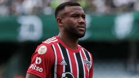 Luan, meio-campista do São Paulo, durante partida contra o Coritiba, pelo Brasileirão 2023 - Foto: Robson Mafra/AGIF