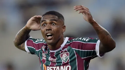 Situação de Douglas Costa é exposta e preocupa a comissão técnica