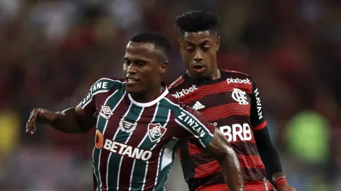 Arias disputando a bola com Bruno Henrique