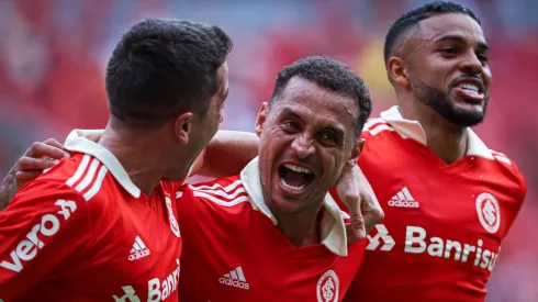 X YPIRANGA - Alan Patrick jogador do Internacional comemora seu gol com Carlos De Pena e Wanderson jogadores da sua equipe durante partida contra o Ypiranga no estadio Beira-Rio pelo campeonato Gaucho 2023. Foto: Maxi Franzoi/AGIF