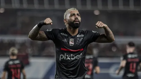 Gabigol fazendo sua clássica comemoração no Flamengo, atacante vai para o Fla-Flu