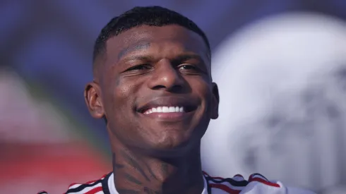 Arboleda, do São Paulo, sorri antes do iniciar partida contra o Santos, pelo Brasileirão 2023 - Foto: Ettore Chiereguini/AGIF