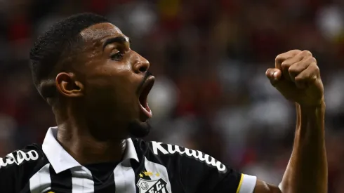 DF - BRASILIA - 01/11/2023 - BRASILEIRO A 2023, FLAMENGO X SANTOS - Joaquim jogador do Santos comemora gol durante partida contra o Flamengo no estadio Mane Garrincha pelo campeonato Brasileiro A 2023. Foto: Mateus Bonomi/AGIF