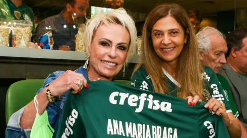 Leila Pereira, presidente do Palmeiras, presenteia Ana Maria Braga com camisa - Foto: Divulgação/SEP