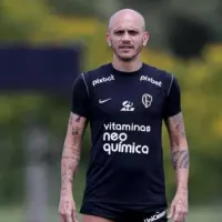 Fábio Santos faz revelação sobre rendimento do Corinthians: 'longe de ser campeão'