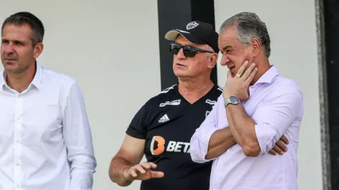 Felipão, técnico do Atlético, acompanha treino do elenco ao lado de dirigentes do clube - Foto: Pedro Souza/CAM