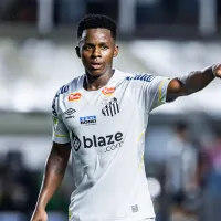 Carille rebate críticas e defende Cazares no Santos: \'Jogador que gosto muito\'