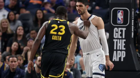 Draymond Green e Santi Aldama em quadra na partida entre Warriors e Grizzlies, em San Francisco (Foto: Ezra Shaw/Getty Images)