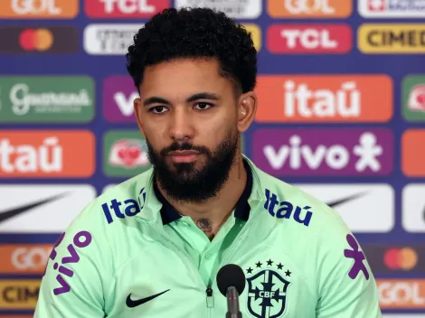 Douglas Luiz provoca Léo Jardim e resposta do goleiro agita a torcida do Vasco