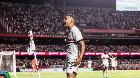 Alisson comemorando gol marcado contra o Palmeiras, diante de mais de 50 mil pessoas. Foto: Abner Dourado/AGIF