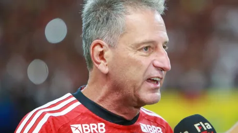 Presidente do Flamengo, Rodolfo Landim, concedendo entrevista durante jogo na Arena Amazônica. Foto: Antonio Pereira/AGIF