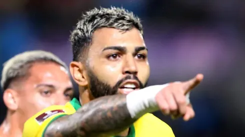 Gabigol comemora gol pelo Brasil, em 2021. Atacante agora 'vibra' com joia palmeirense. Foto: Edilzon Gamez/Getty Images.