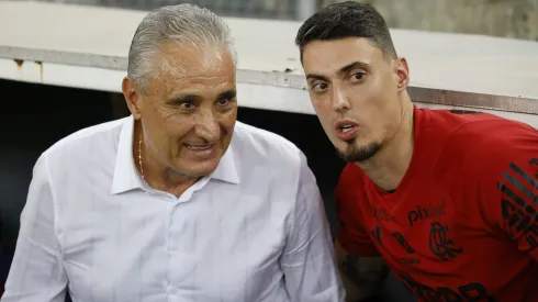 Tite e Matheus conversando em duelo do Campeonato Carioca entre Flamengo vs Fluminense
Foto: Wagner Meier/Getty Images)