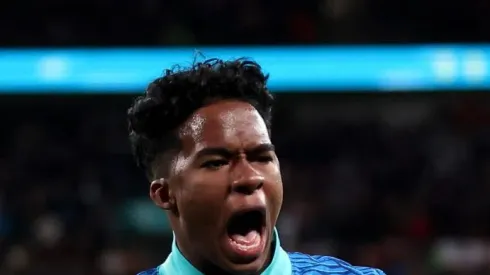 Endrick comemora primeiro gol pelo Brasil. Atacante agita torcida palmeirense na rede social. Foto: Catherine Ivill/Getty Images.