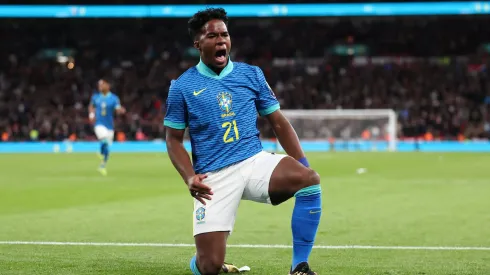 Atacante brasileiro durante a comemoração do gol contra a seleção inglesa.