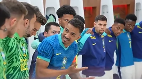 O lateral-direito e capitão da Seleção Brasileira, Danilo, motiva os jogadores no vestiário antes do amistoso contra a Inglaterra. Foto: Lesley Ribeiro / CBF.

