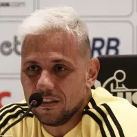 Um ano e quatro meses após deixar o Flamengo, Diego Alves acerta contrato e vira ‘garoto propaganda’