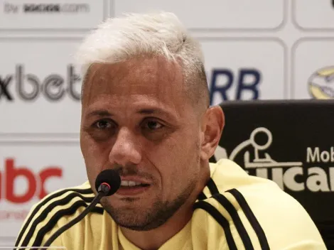 Um ano e quatro meses após deixar o Flamengo, Diego Alves acerta novo contrato