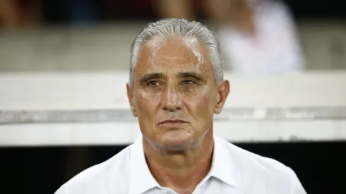 Tite observando a partida entre Flamengo x Fluminense pelo Campeonato Carioca.
(Foto Wagner Meier/Getty Images)