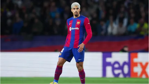 Ronald Araújo em partida pelo Barcelona pela Champions League - Foto: Eric Alonso/Getty Images