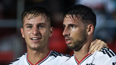 SP - Sao Paulo - 12/02/2023 - PAULISTA 2023, SAO PAULO X SANTOS - Calleri jogador do Sao Paulo comemora seu gol com Galoppo jogador da sua equipe durante partida contra o Santos no estadio Morumbi pelo campeonato Paulista 2023