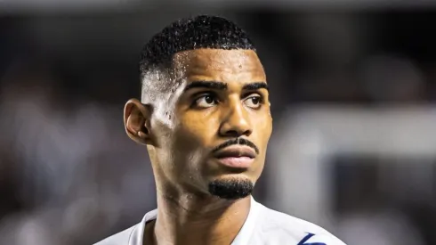 Defensor foi uma das pelas do elenco que reduziu os salários para ficar em 2024