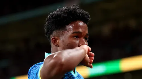 Endrick comemora primeiro gol pela Seleção contra a Inglaterra. Atacante é estrela em amistosos na Europa. Foto: Catherine Ivill/Getty Images)