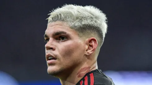 Ayrton Lucas foi revelado nas categorias de base do Fluminense. Foto: Thiago Ribeiro/AGIF