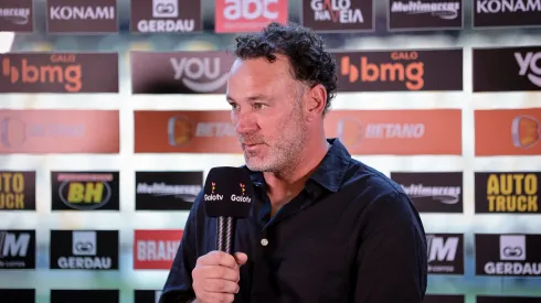 Gabriel Milito foi apresentado no rival