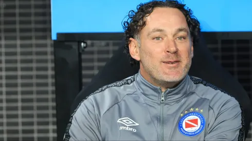 Treinador durante a passagem pelo Argentinos Juniors. Técnico chega em um momento delicado do clube