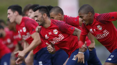 Raul treinando com seus companheiros no CT do Bragantino