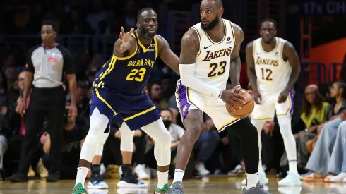 Lakers e Warriors, de Lebron James e Draymond Green, podem se enfrentar no torneio de repescagem da NBA (Foto: Sean M. Haffey/Getty Images)