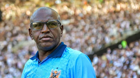Carlos Vitor observando a partida em Nova Iguaçu vs Vasco no Cariocão 2024
Foto: Thiago Ribeiro/AGIF