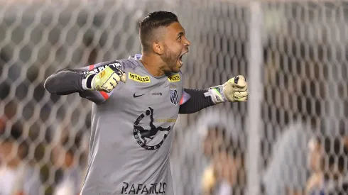 Goleiro Vladimir comemorando o título na Vila Belmiro, na final do Paulista de 2015. Foto: Mauro Horita/AGIF