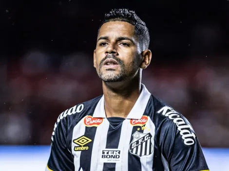 Situação de Aderlan é atualizada pelo treinador Fábio Carille durante entrevista