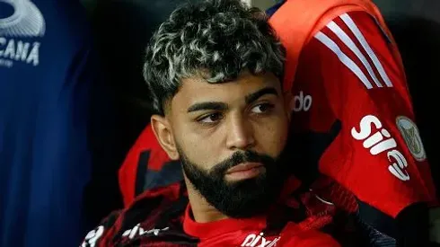 Gabigol sentado no banco de reservas do Maracanã em partida entre Flamengo e Fluminense, pelo Campeonato Brasileiro de 2023, dia 11/11. Foto: Wagner Meier/Getty Images