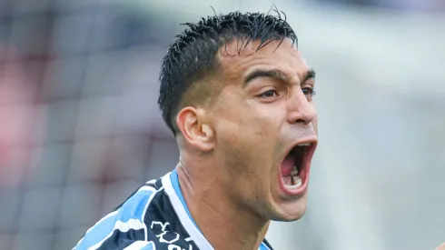 Cristaldo comemora gol com a camisa do Grêmio pelo Campeonato Gaúcho