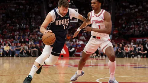 Doncic contra Amen Thompson, dos Rockets, em vitória do Dallas Mavericks pela temporada regular da NBA (Foto: Tim Warner/Getty Images)
