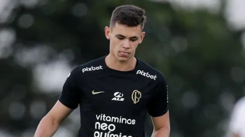 Gabriel Moscardo treina no CT do Timão. O volante está afastado por longo tempo - Foto: Rodrigo Coca, Agência Corinthians