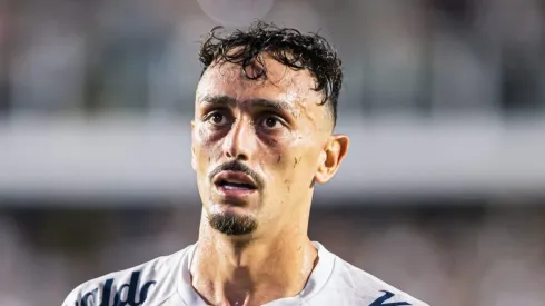 Diego Pituca durante partida contra o Palmeiras na Vila Belmiro. Peixe saiu na frente na decisão do Estadual.