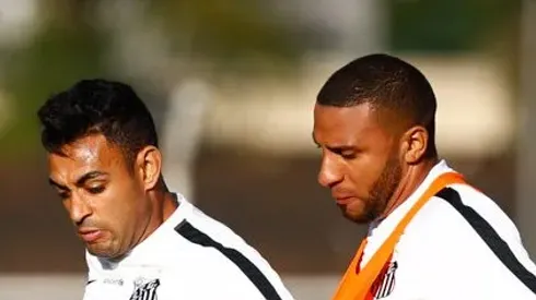 Nilson e Werley em disputa de bola. Atacante não teve passagem de sucesso no Peixe. Foto: Ricardo Saibun/Santos FC