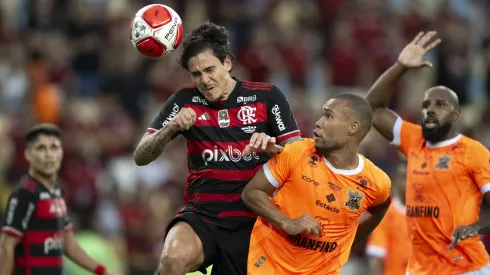 Atacante Pedro em disputa com desfensor do Nova Iguaçu, na final do Campeonato Carioca, no Maracanã. Foto: Jorge Rodrigues/AGIF