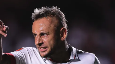 Rafinha durante partida contra o Novorizontino pelo Paulistão 2024. Lateral se lesionou na Libertadores.